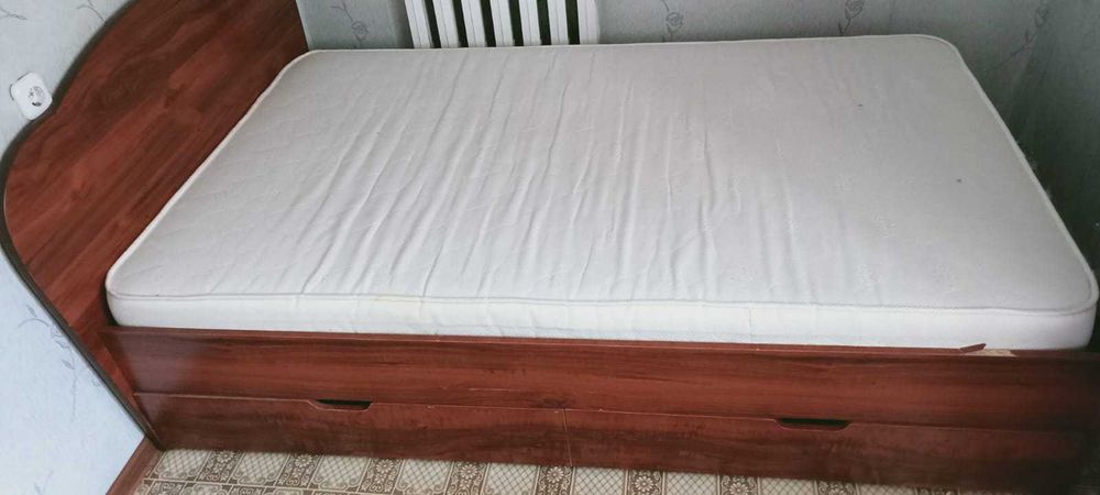 Продам кровать с матрасом (зима, лето)