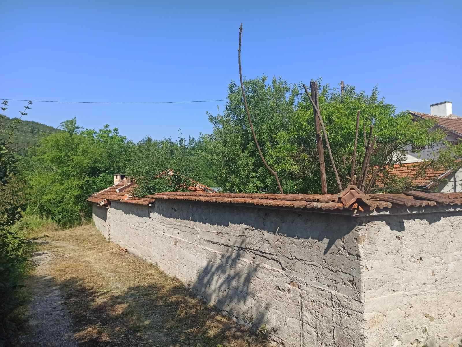 Къща 80 кв.м. с двор 1.2 дка в Софийска област