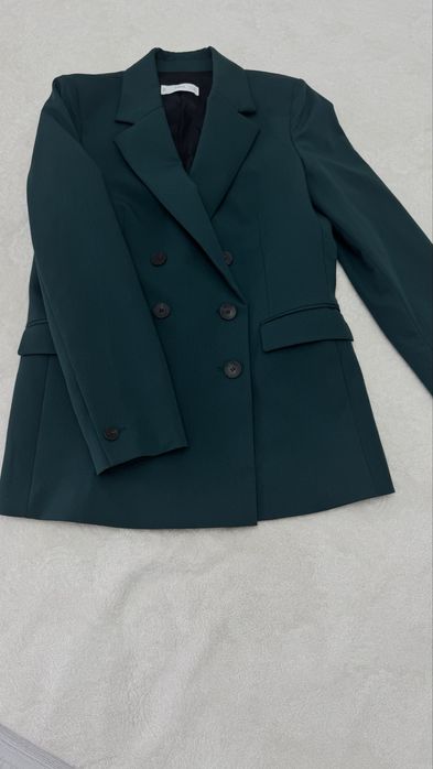 Белый пиджак Miu miu ,изумрудный пиджак Mango