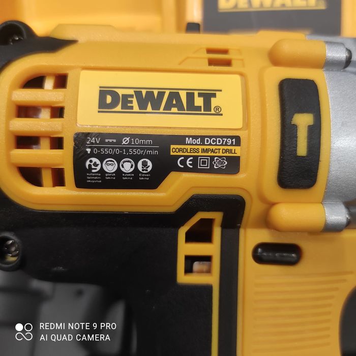 Autofiletanta DEWALT cu 2 acumulatori și accesorii.