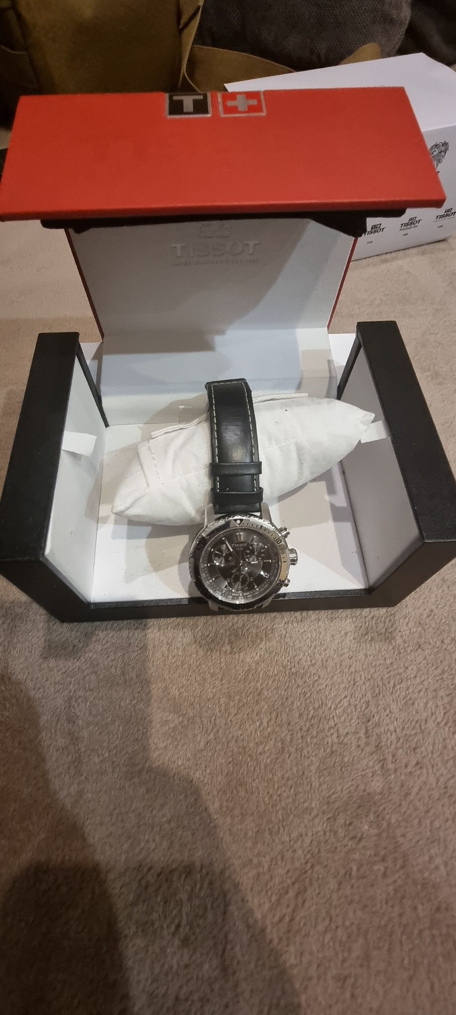 ЧАСОВНИК TISSOT Изполван много малко само по поводи!