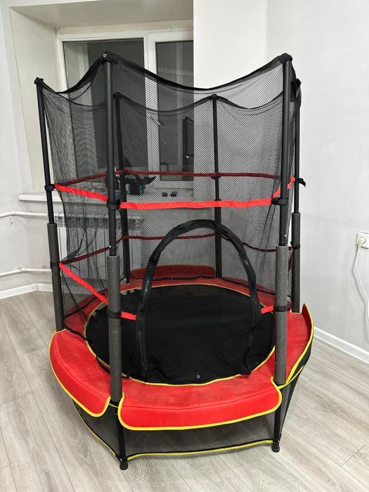 Батут для детей в хорошем состояний