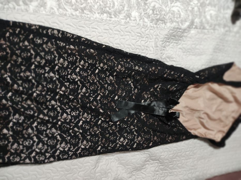 Rochie lungă din dantelă fără spate