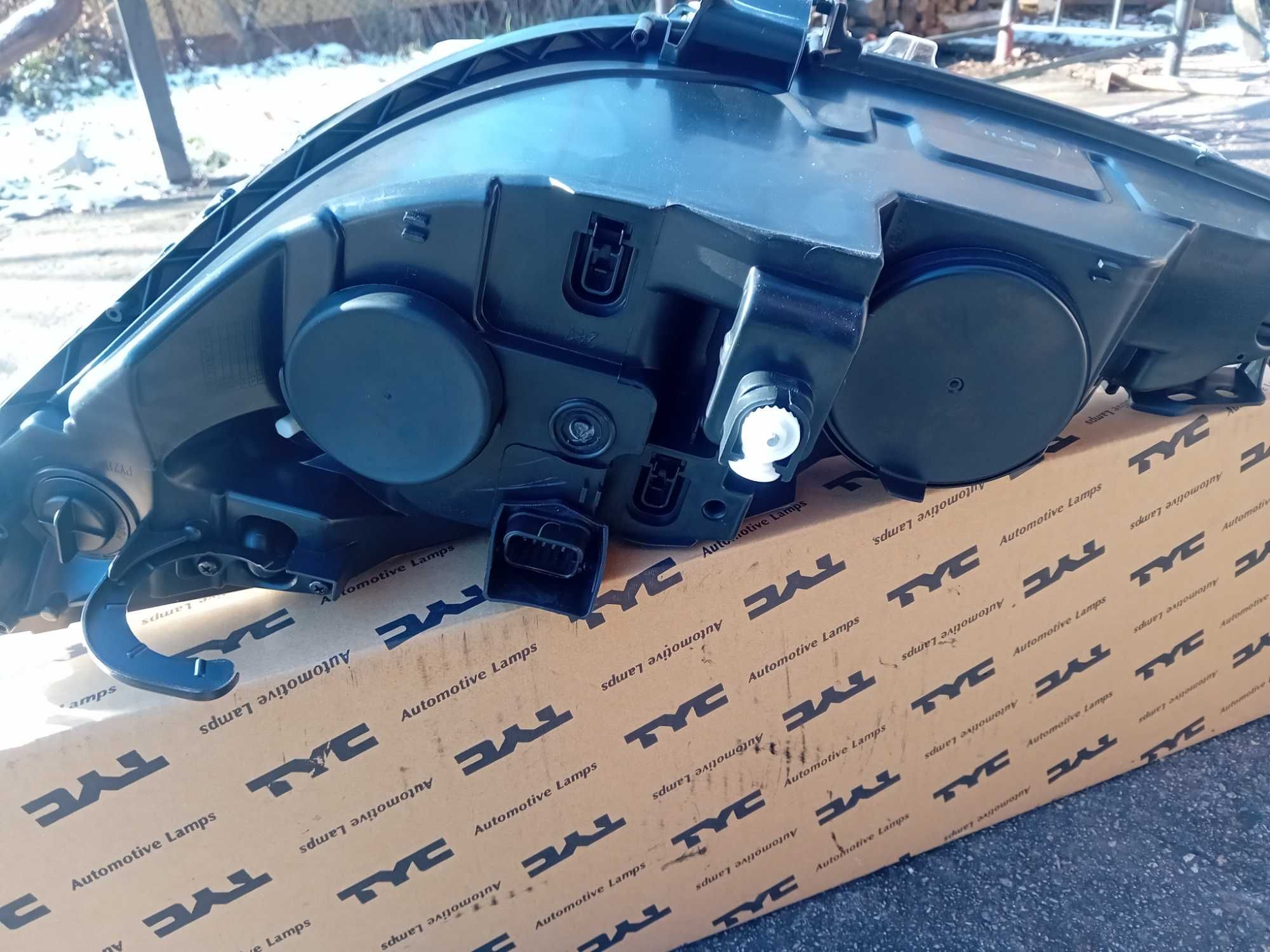 Фар Пежо 308 НОВ