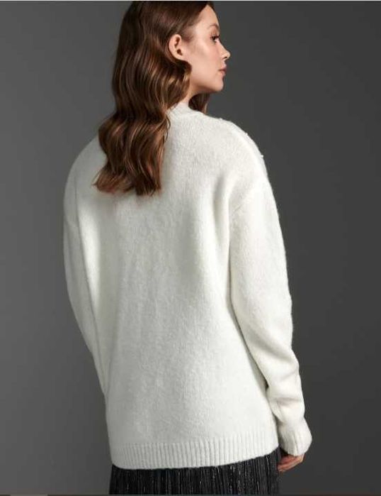 NOU! Pulover alb cu aplicatii perle, moale si confortabil