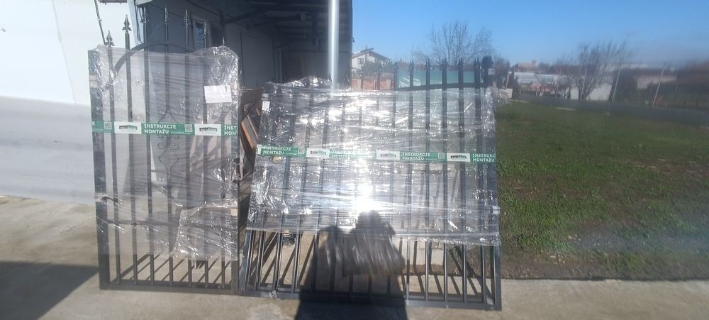 Входна врата за двор от Три части,заедно с колове и брава