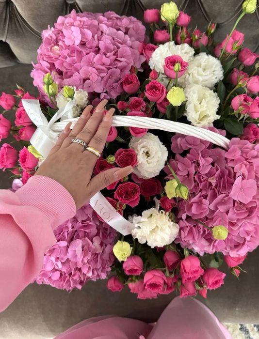 Продам роскошный свежий букет в корзине