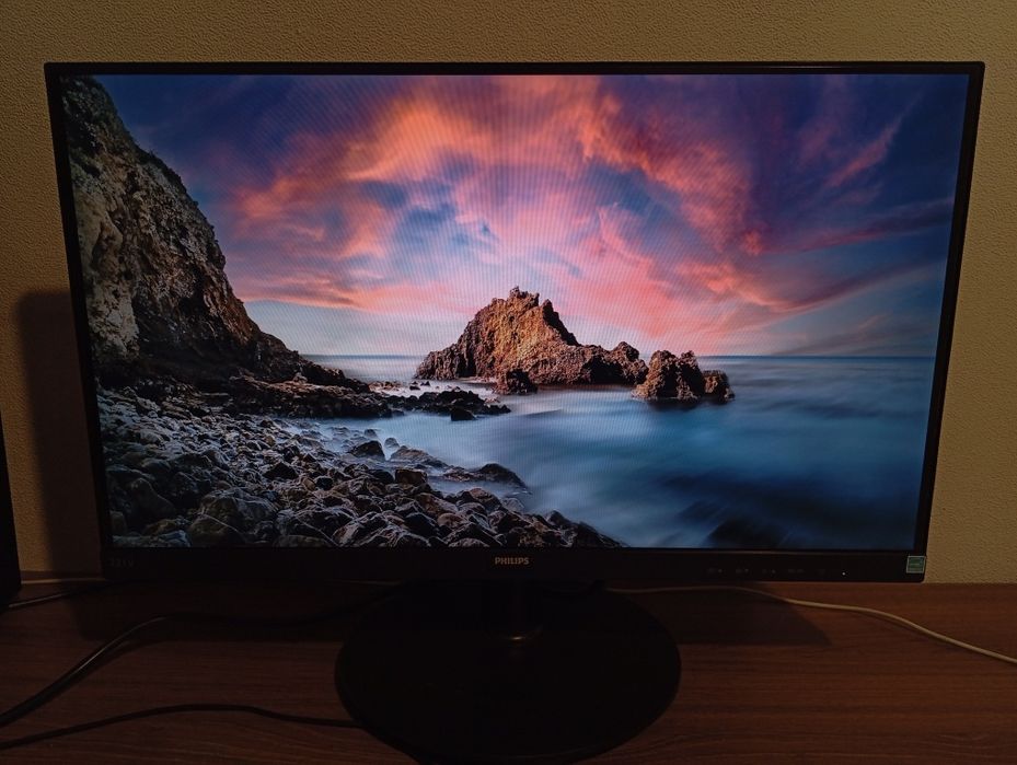 Монитор Philips 221V8
