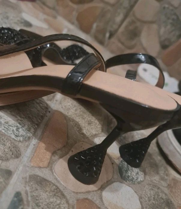 Sandale negre cu toc