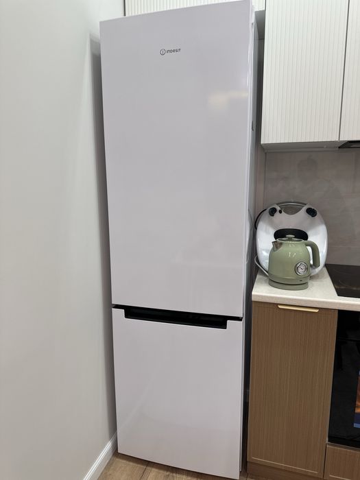Новый холодильник Indesit