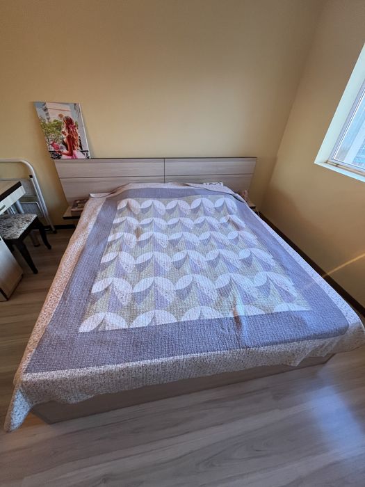 Продавам спалня с всички мебели