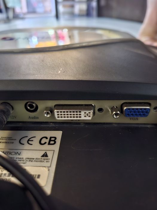 Vând DVR AKU 2804X + Monitor Horizon 17"