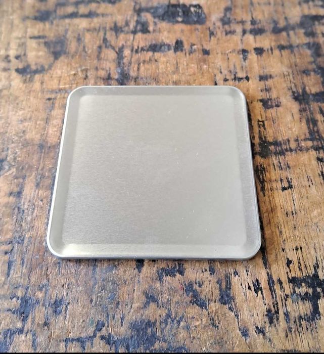 подложки за чаши 4 броя пластмаса със сребро и корк в метална кутия