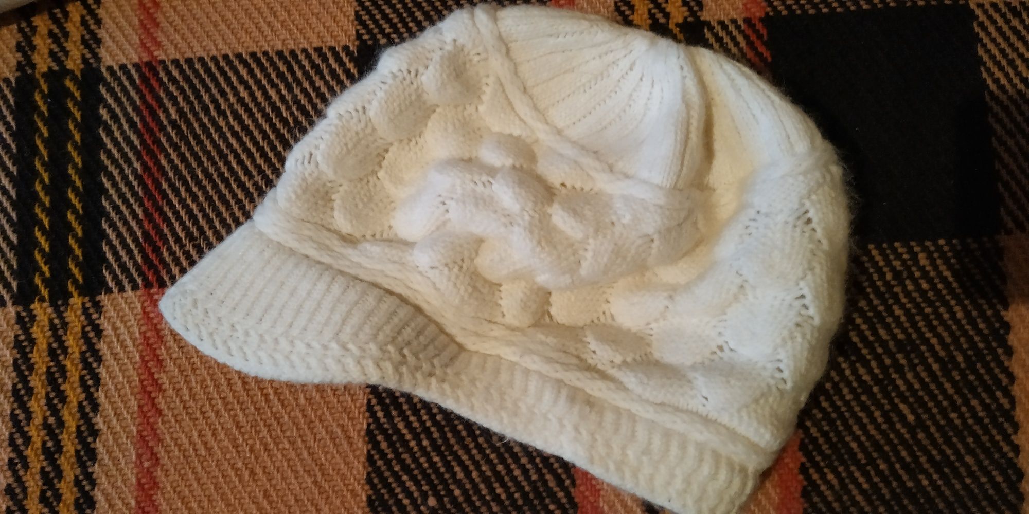 Дамска плетена шапка с козирка