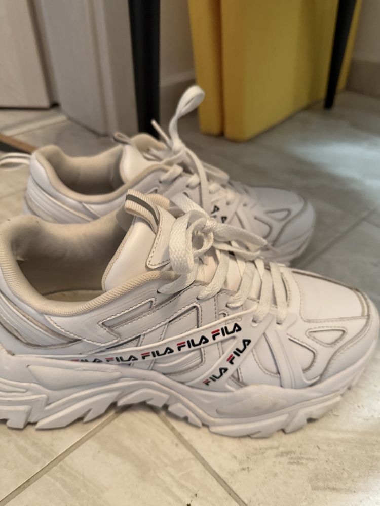 Fila сникърси,дамски кожени и много удобни както за костюм и рокля