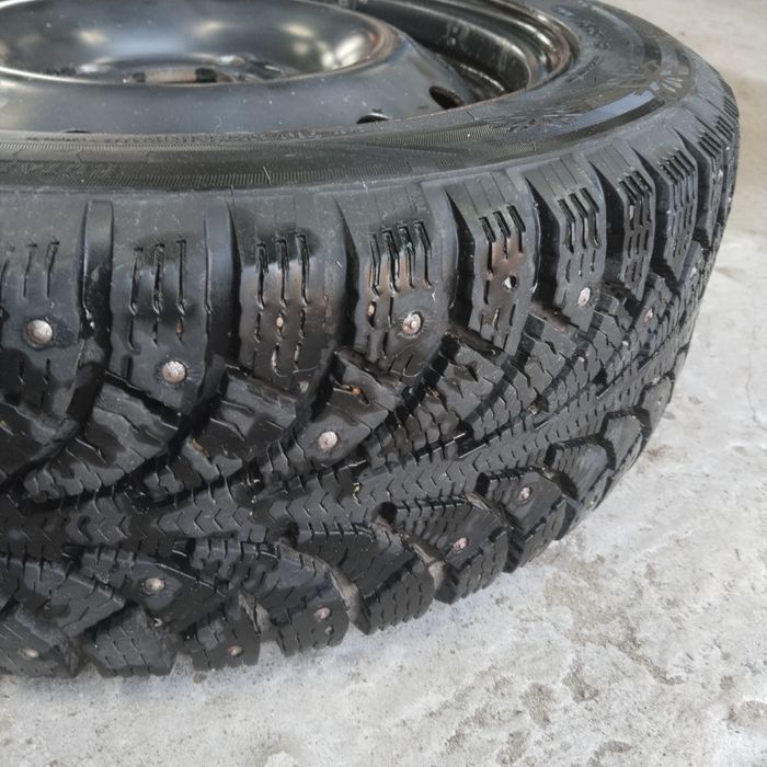 Зимние шипованые шины 195/55R15.