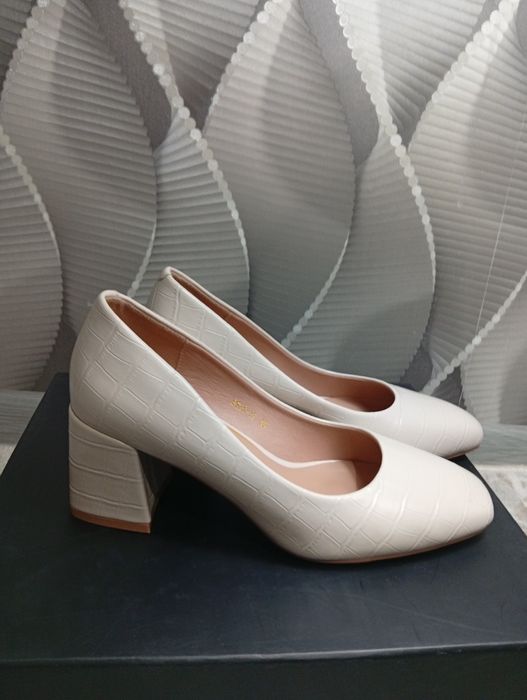 Qaymoq rang poshnali tufli