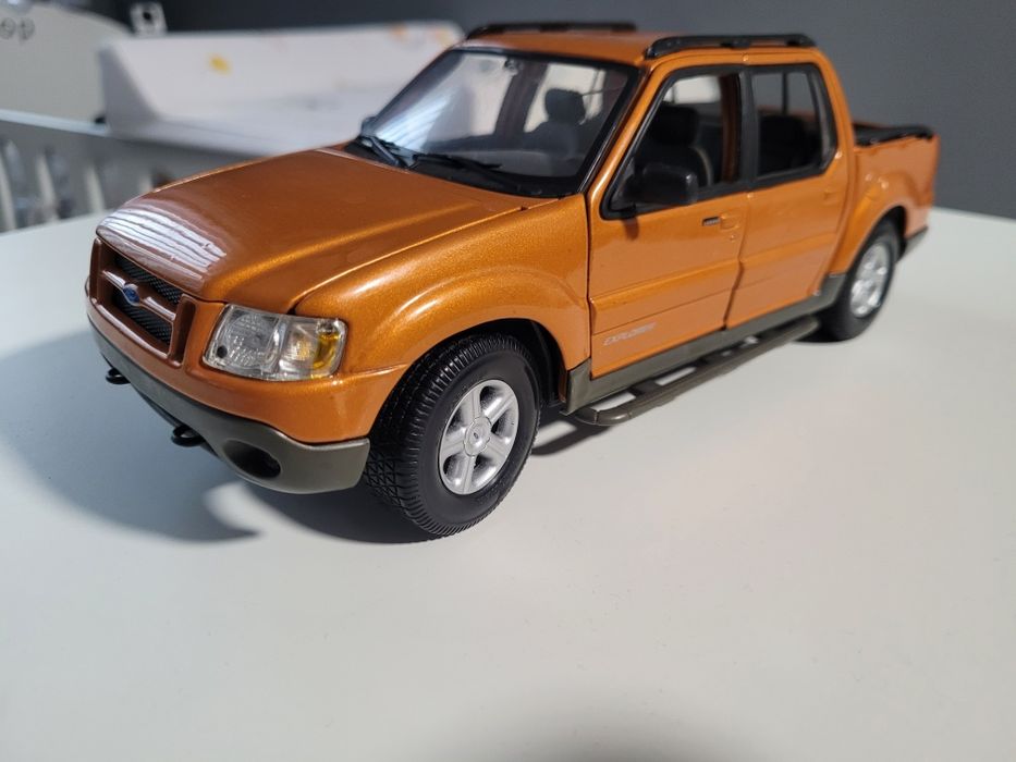 Ford Explorer Sport Trac Orange Maisto модел 1/18 

Отваря
