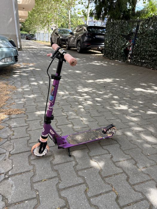 Trotinetă cu Suspensii şi Frâne pe Ghidon