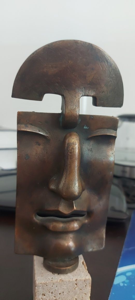 Sculptură din bronz pe soclu de piatră, sculptor Radu Ciobanu