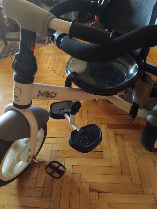 Детска триколка,изключително запазена,със подвижен сенник