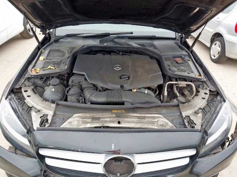 Dezmembrez mercedes 220  2015