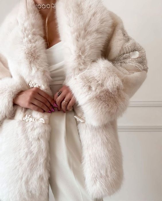 Палто от еко косъм , бяло с бродерия