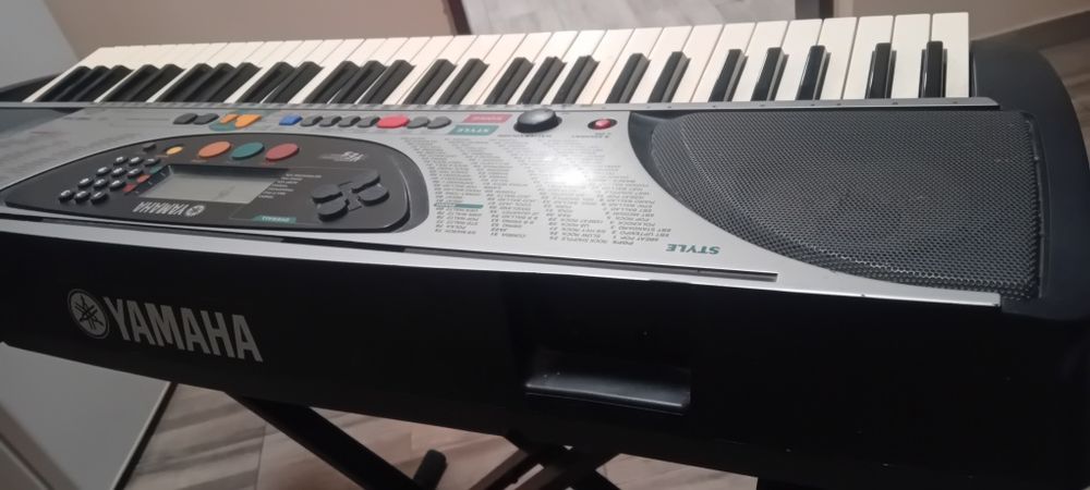 Vând orgă Yamaha psr240