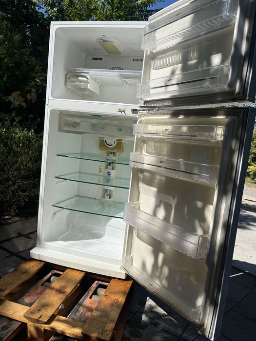 Хладилник с горна камера