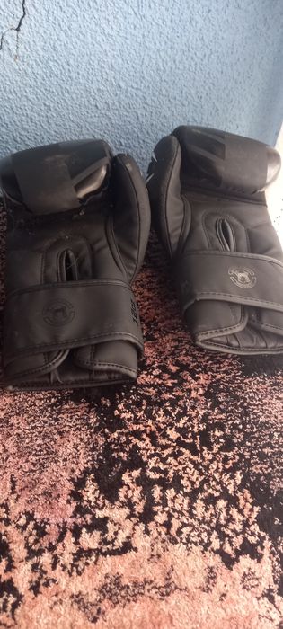 Mănuși de box aproape noi