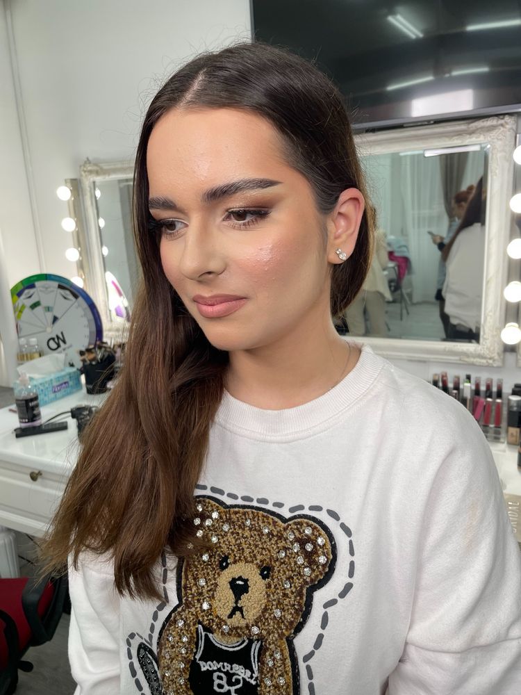 Make-up profesional!!  Pret 150 Ron!