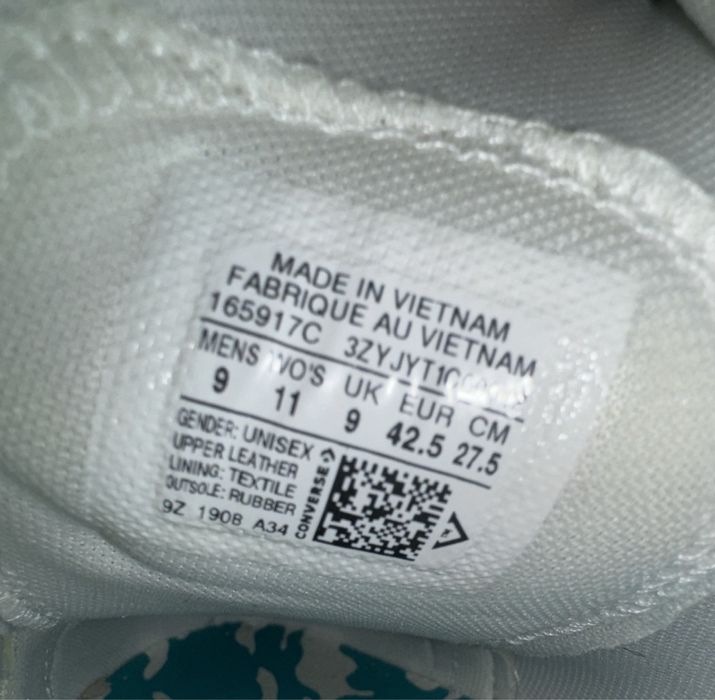 Converse, noi, in stare perfectă, nepurtați.