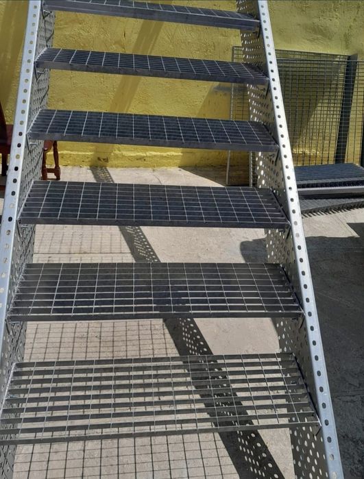 Confectionam scarii metalice zincate exterioare și pentru incendii , p