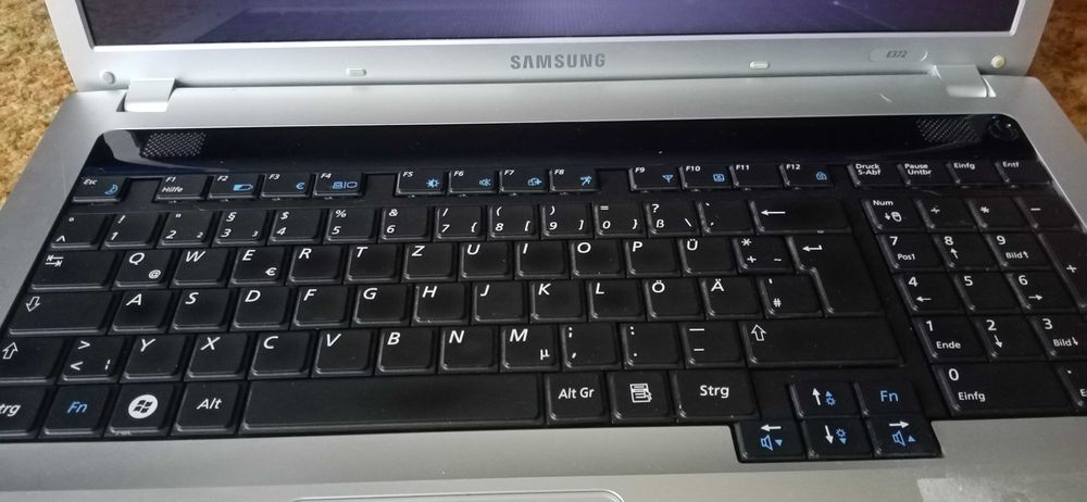 Продавам лап топ samsung..