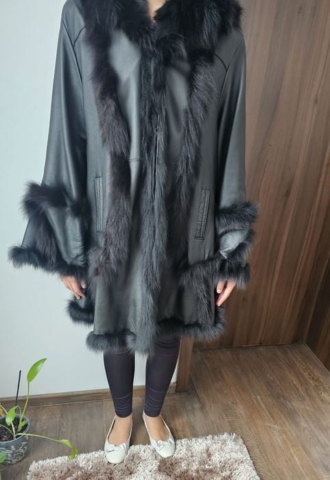 Vand haina de piela naturala cu blana stil pelerina