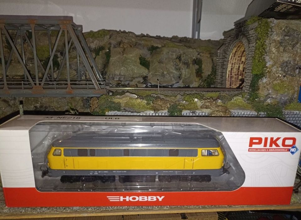 Locomotiva diesel piko BR218 

Lumini in funcție de direcția de mers
T