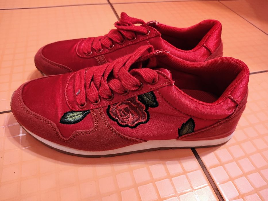 Pantofi sport cu motiv floral, măr 36