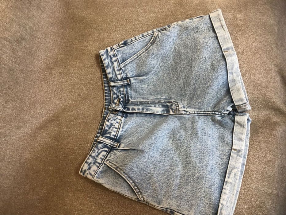 Vând pantaloni  scurți de blugi