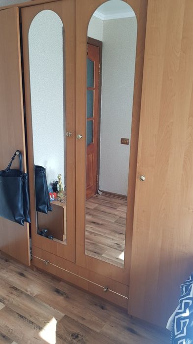 Шкаф   плательный большой очень вместительный