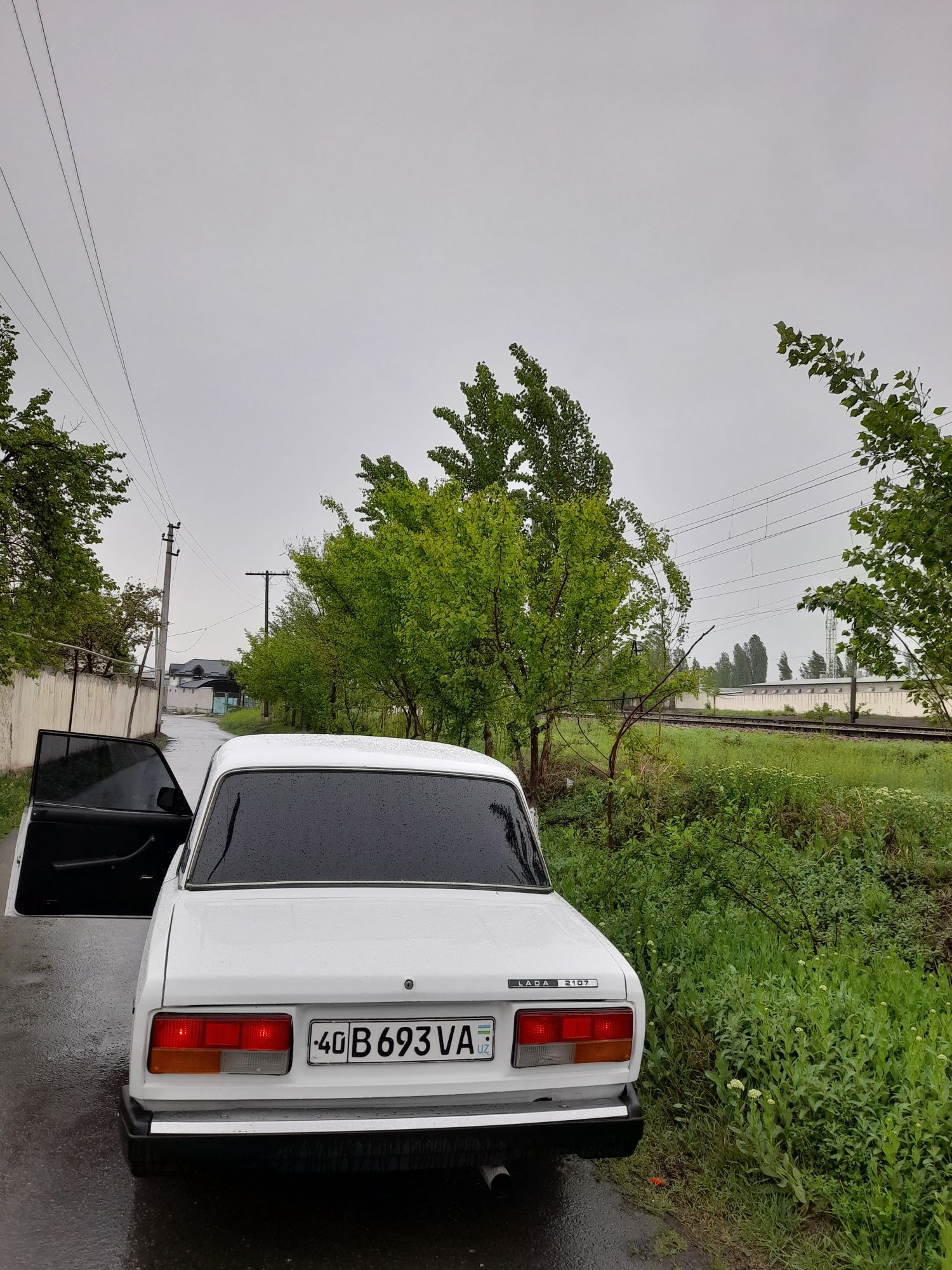 Vaz 2105 sotiladi