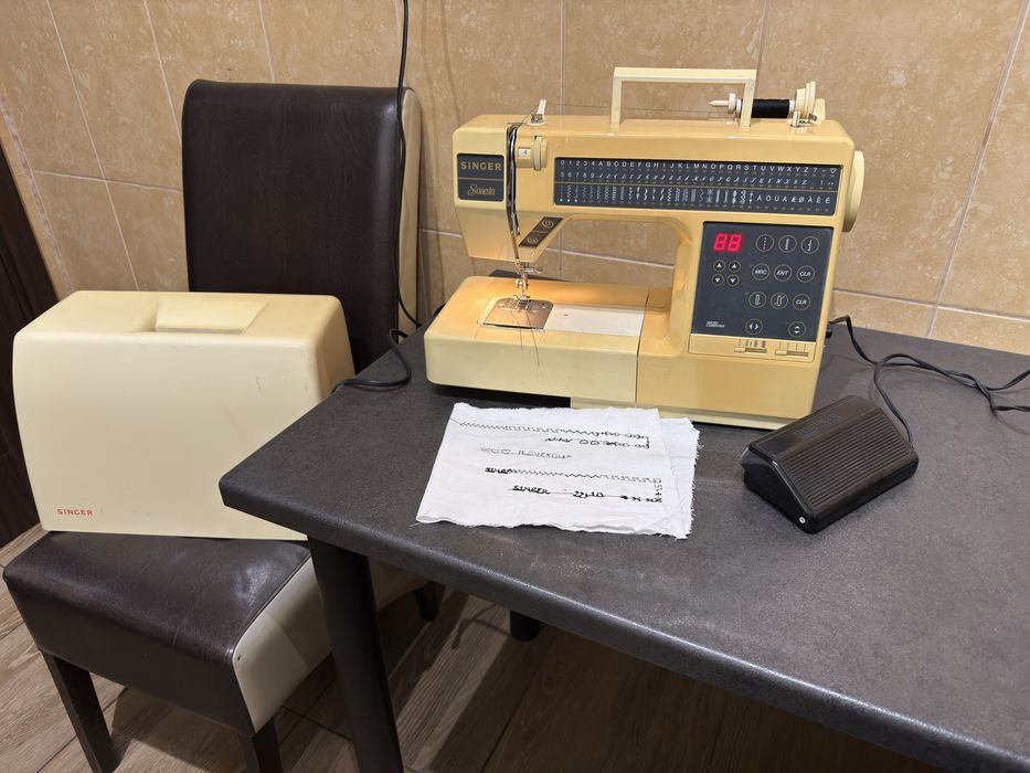 Masina de brodat cusut si festonat SINGER 2210 98 progane