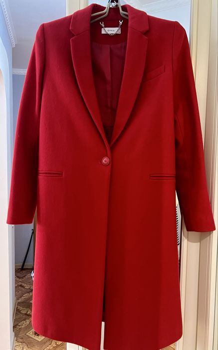 Продаю стильное алое пальто бренд EMKA, размер 42
