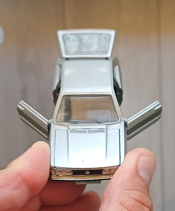 Продавам VOLKSWAGEN SCIROCCO TS - GREY MET. 1:43 -много добро състояни