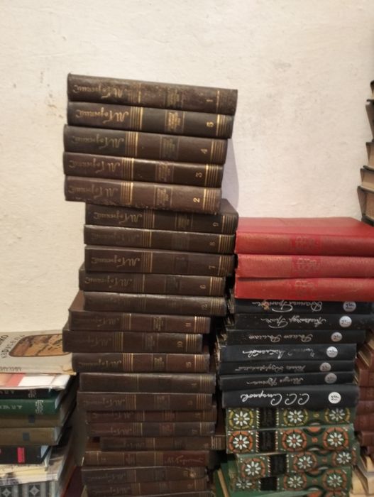 Продаются книги.