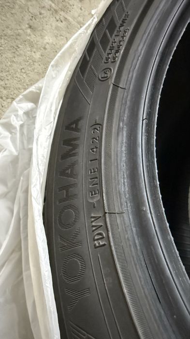 Шины Yokohama 235/45/18, состояние как новое, комплект 4шт.
