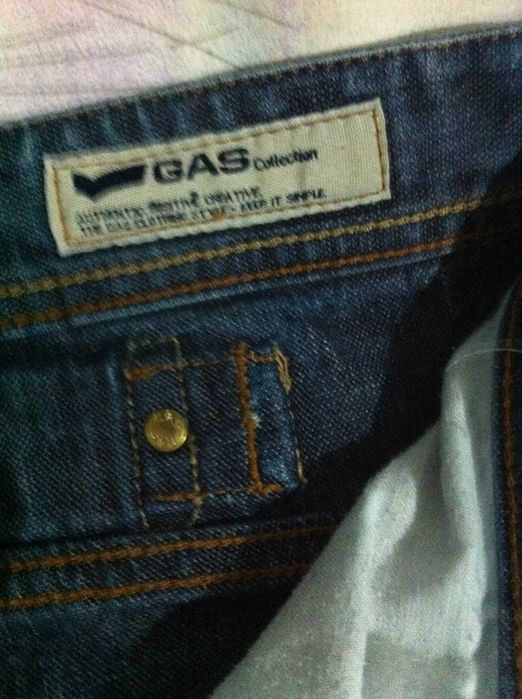Jeans  de Colectie  GAS -- Banii merg la un baiat bolnav