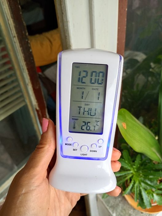 2 модела Светещи  електронни часовници показва градуси,месец ,дата и а