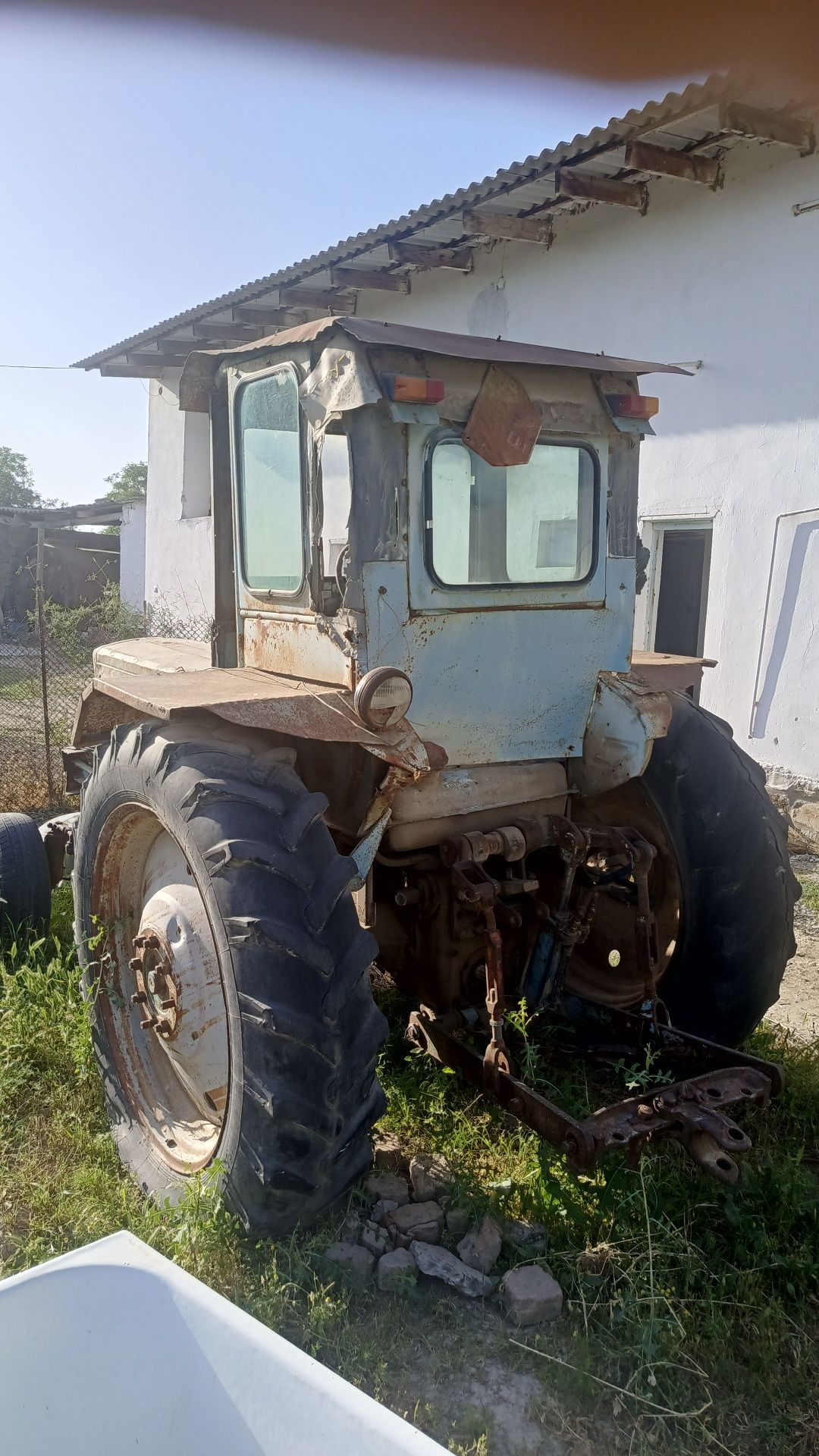 T-28 traktor sotiladi.
