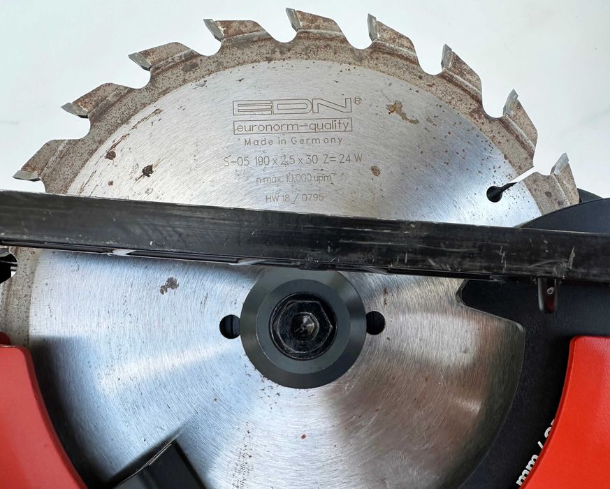 Hilti SC 30WR-22 Nuron - Безчетков ръчен циркуляр 2x22V 8.0Ah като нов