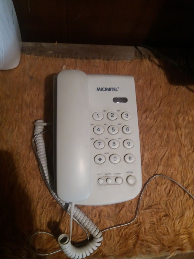 Домашен телефон бял.